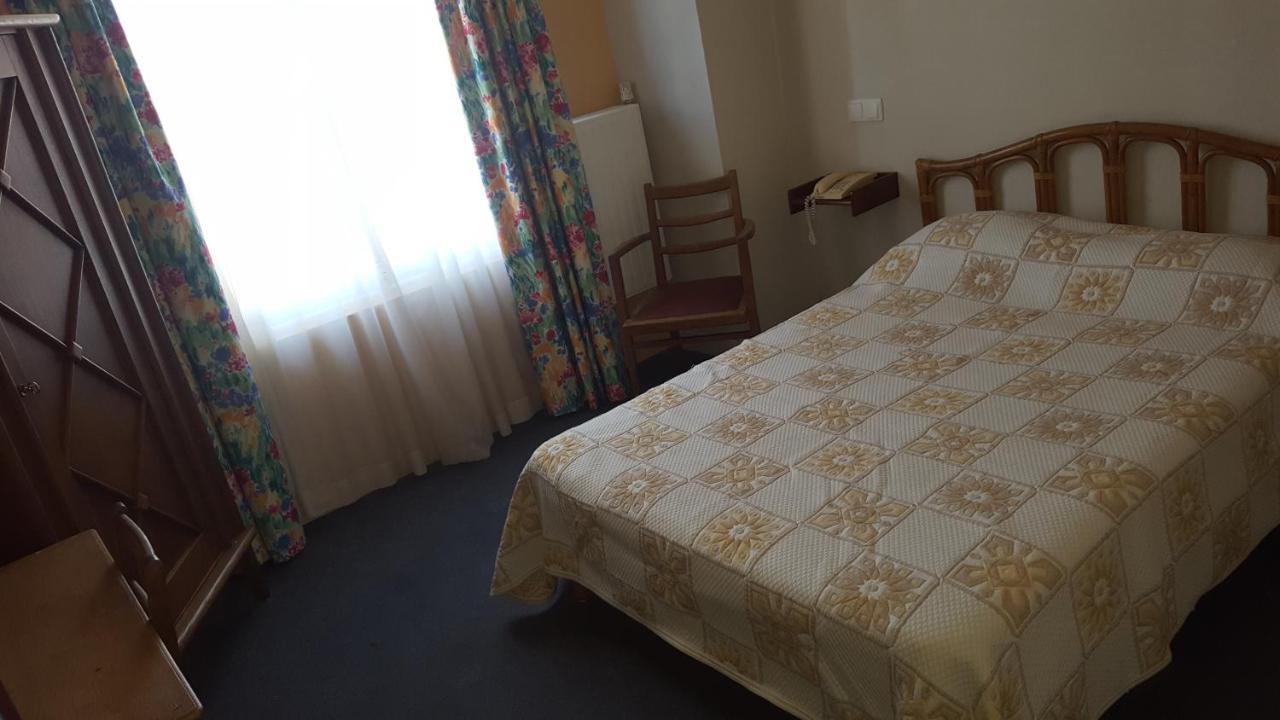 Hôtel de la Cloche SP Reims Esterno foto